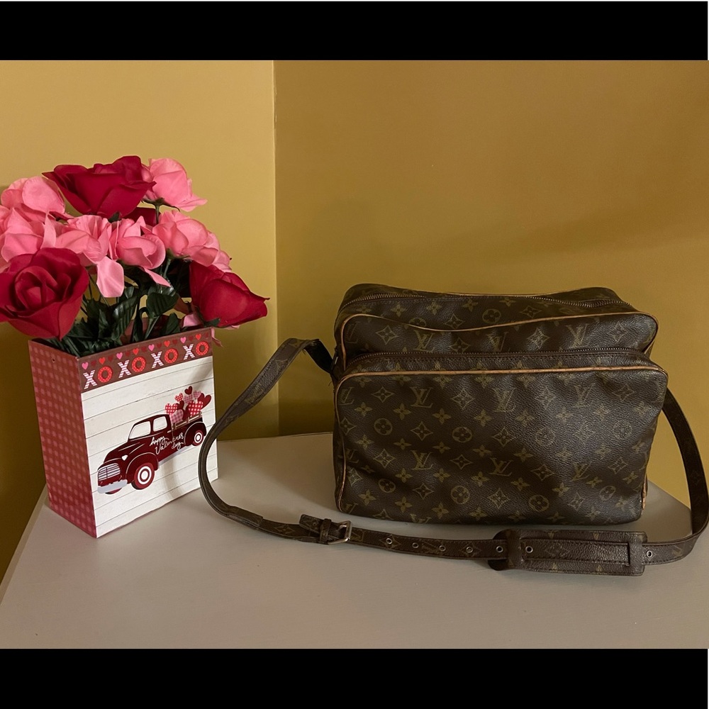 💕Louis Vuitton Vintage Monogram Canvas Crossbody Bag Nile💕